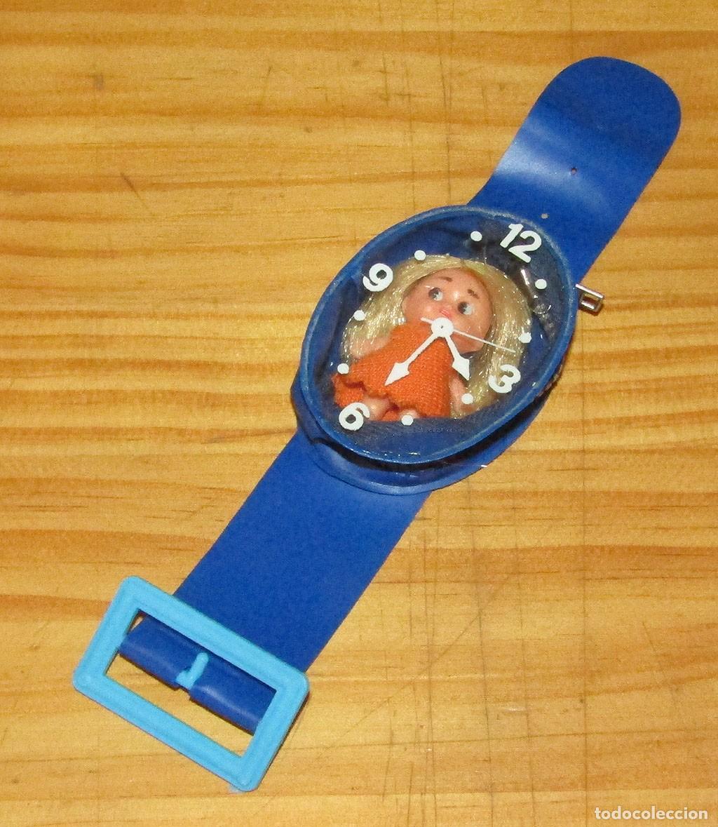 Mu&ntilde;ecas Lesly y Barriguitas: EL RELOJ ENCANTADO - ANTIGUO RELOJ DE JUGUETE CON UNA MU&Ntilde;ECA DENTRO - WONIL - A&Ntilde;OS 70