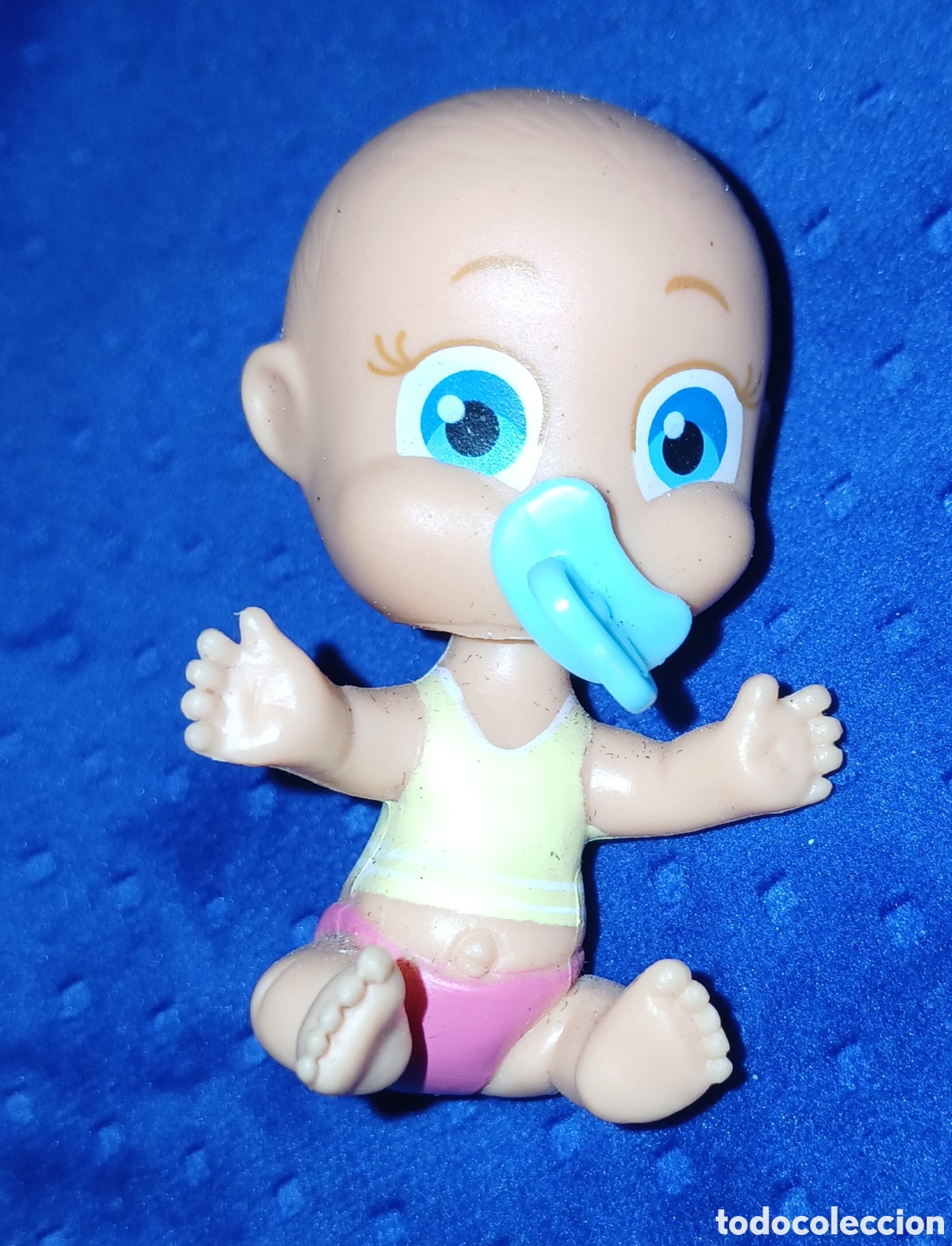 Mu&ntilde;ecas Lesly y Barriguitas: Mu&ntilde;eca Mini Barriguitas de Famosa (T-2906-70) con Camiseta Amarilla, Pa&ntilde;al Rosa y Chupete
