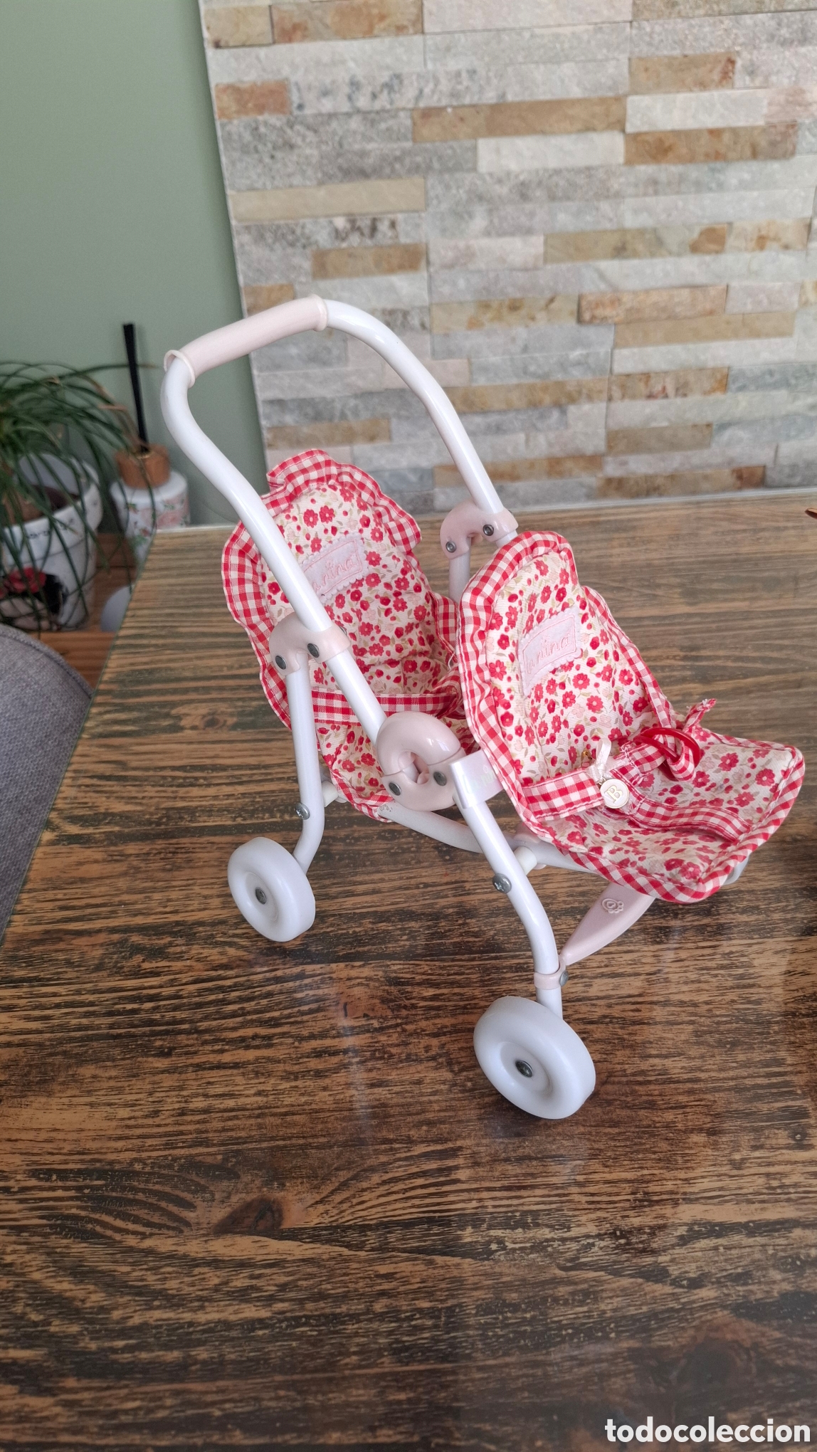 Mu&ntilde;ecas Lesly y Barriguitas: Carrito gemelar ideal para barriguitas.