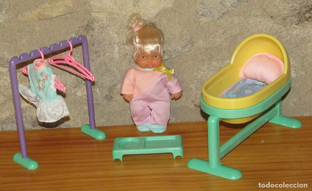 Mu&ntilde;ecas Lesly y Barriguitas: BARRIGUITA RETO&Ntilde;O NI&Ntilde;A DE FAMOSA CON CUNA Y PERCHERO - NUEVO, SIN USO