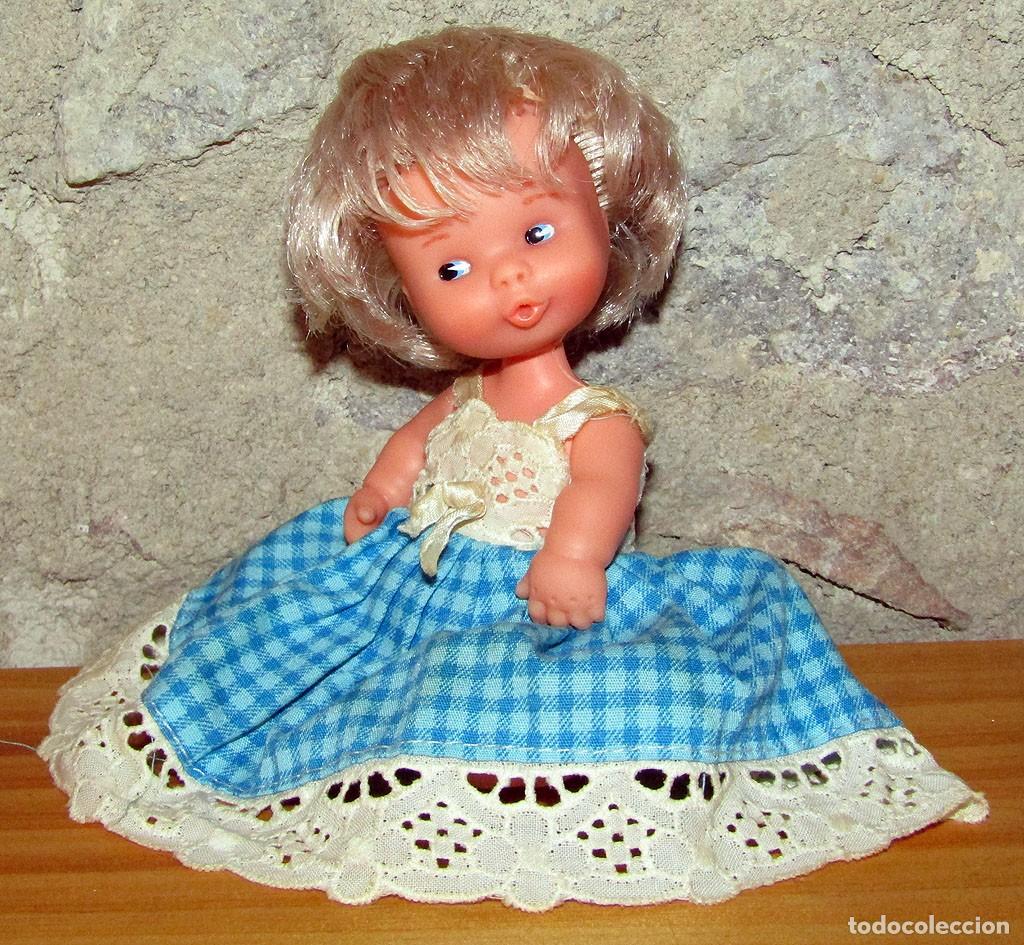 Mu&ntilde;ecas Lesly y Barriguitas: ANTIGUA MU&Ntilde;ECA BARRIGUITAS BESITOS CON CONJUNTO FALD&Oacute;N AZUL, DE FAMOSA - A&Ntilde;OS 70