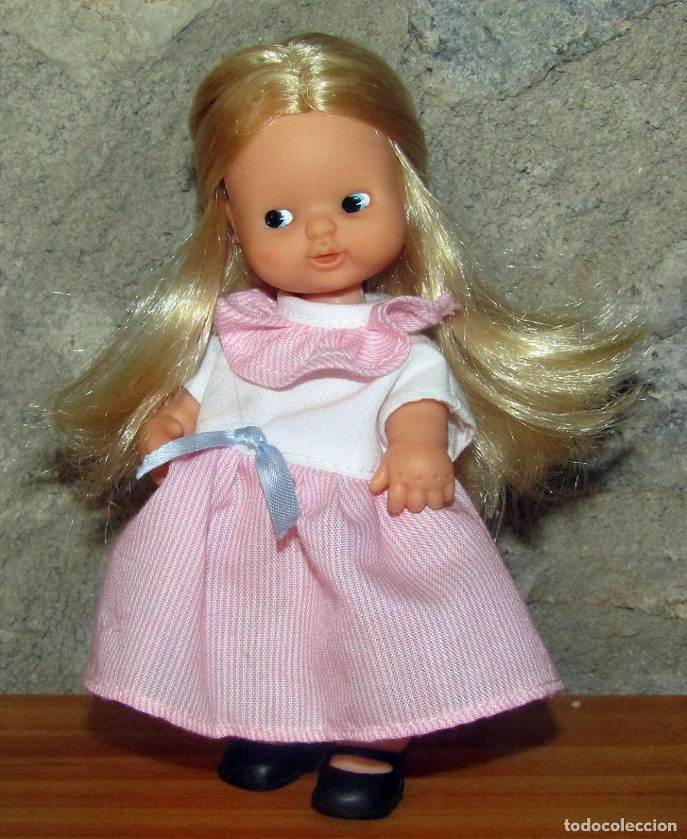 Mu&ntilde;ecas Lesly y Barriguitas: ANTIGUA MU&Ntilde;ECA BARRIGUITAS, DE FAMOSA - A&Ntilde;OS 70/80 - VESTIDO CON ETIQUETA DE FAMOSA, PIERNA RECTA