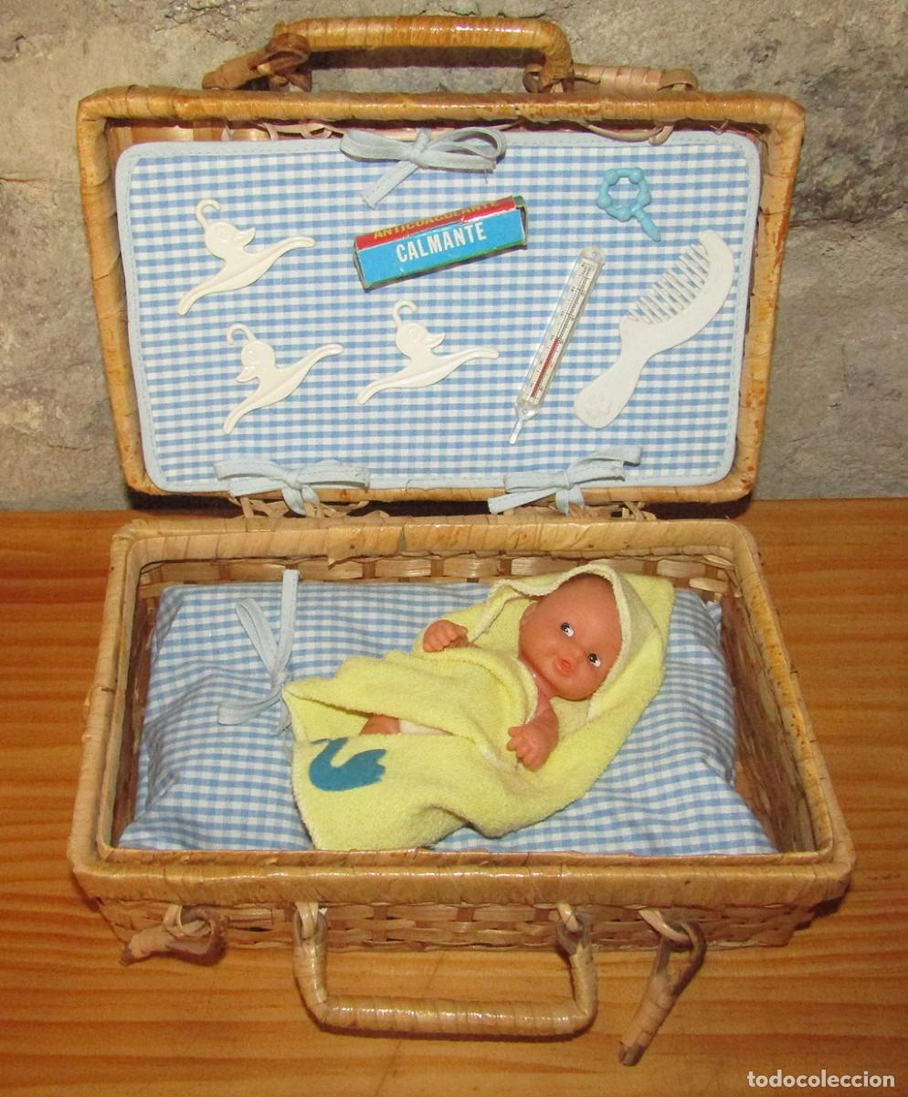 Mu&ntilde;ecas Lesly y Barriguitas: CANASTILLA DE MIMBRE CON MU&Ntilde;ECO BARRIGUITAS PELONCETE DE FAMOSA + ACCESORIOS