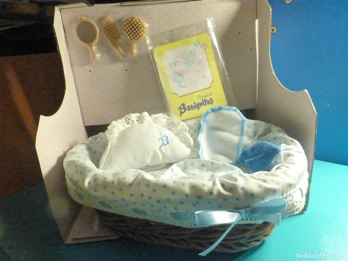 Mu&ntilde;ecas Lesly y Barriguitas: Mi primera Canastilla Barriguitas - Canasta de mimbre + accesorios + Almohada, toalla - Sin mu&ntilde;eca