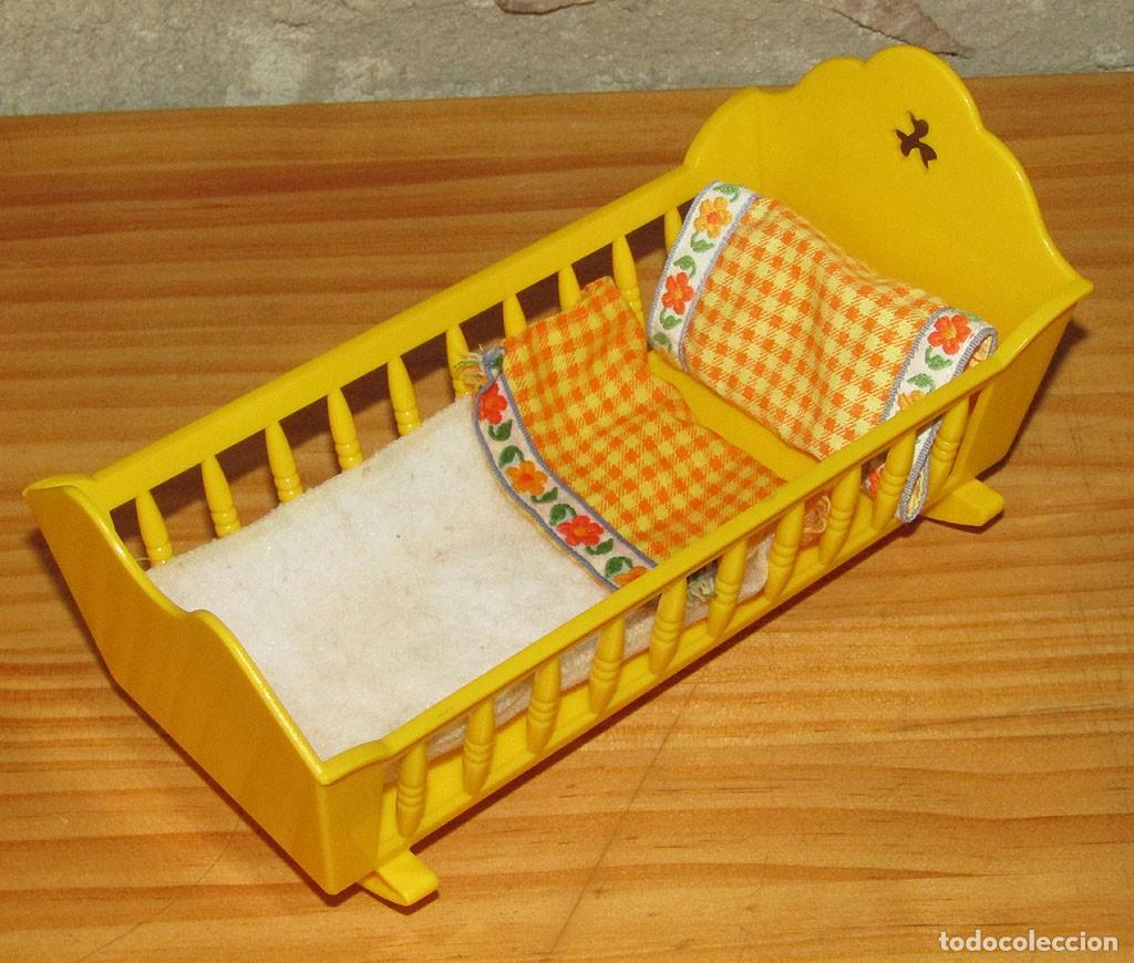 Mu&ntilde;ecas Lesly y Barriguitas: ANTIGUA CUNA DE LAS BARRIGUITAS, DE FAMOSA - A&Ntilde;OS 70 - ALMOHADA, COLCHA Y S&Aacute;BANA)
