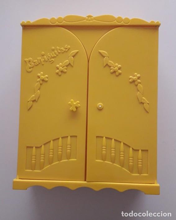 Mu&ntilde;ecas Lesly y Barriguitas: ARMARIO MU&Ntilde;ECAS BARRIGUITAS COLOR AMARILLO. FAMOSA. A&Ntilde;OS 80. SIN CAJA. CON CAJONES Y PERCHAS.