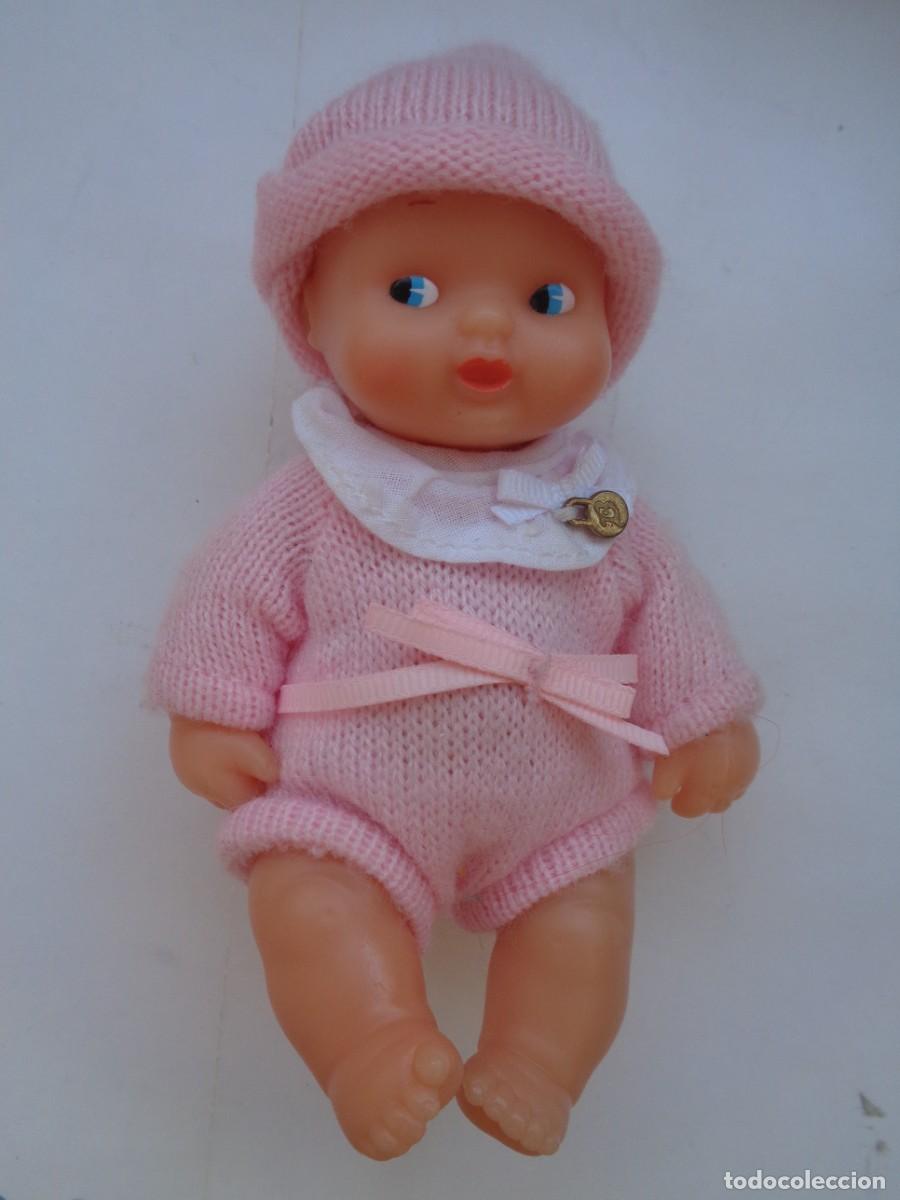 Mu&ntilde;ecas Lesly y Barriguitas: BONITA MU&Ntilde;ECA BARRIGUITA DE FAMOSA , CON TRAJE DE HILO Y GORRITO