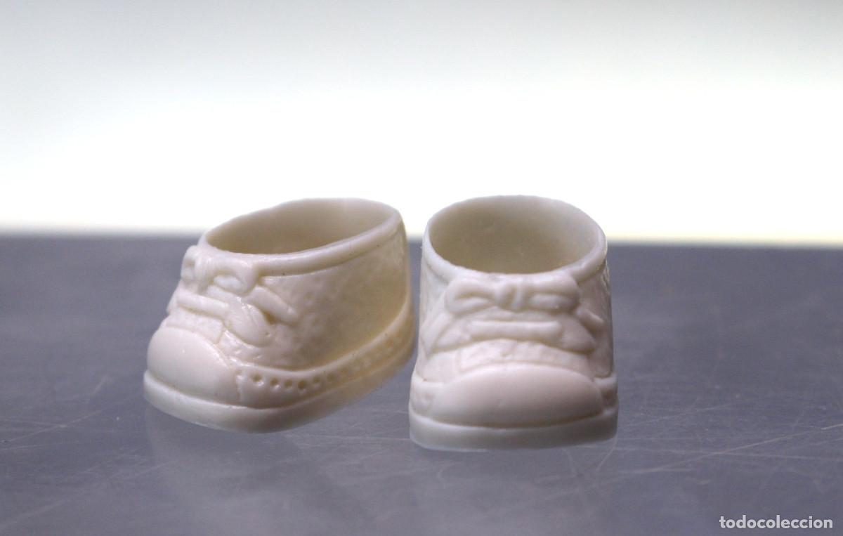 Mu&ntilde;ecas Lesly y Barriguitas: 18. Zapatos, botas blancas de Barriguitas de Famosa. Originales a&ntilde;os 70.
