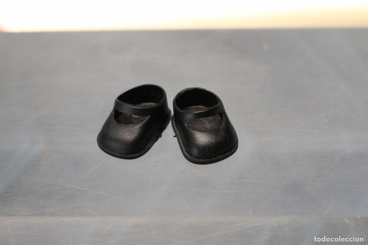 Mu&ntilde;ecas Lesly y Barriguitas: 19. Zapatos negros de Barriguitas de Famosa. Originales a&ntilde;os 70.