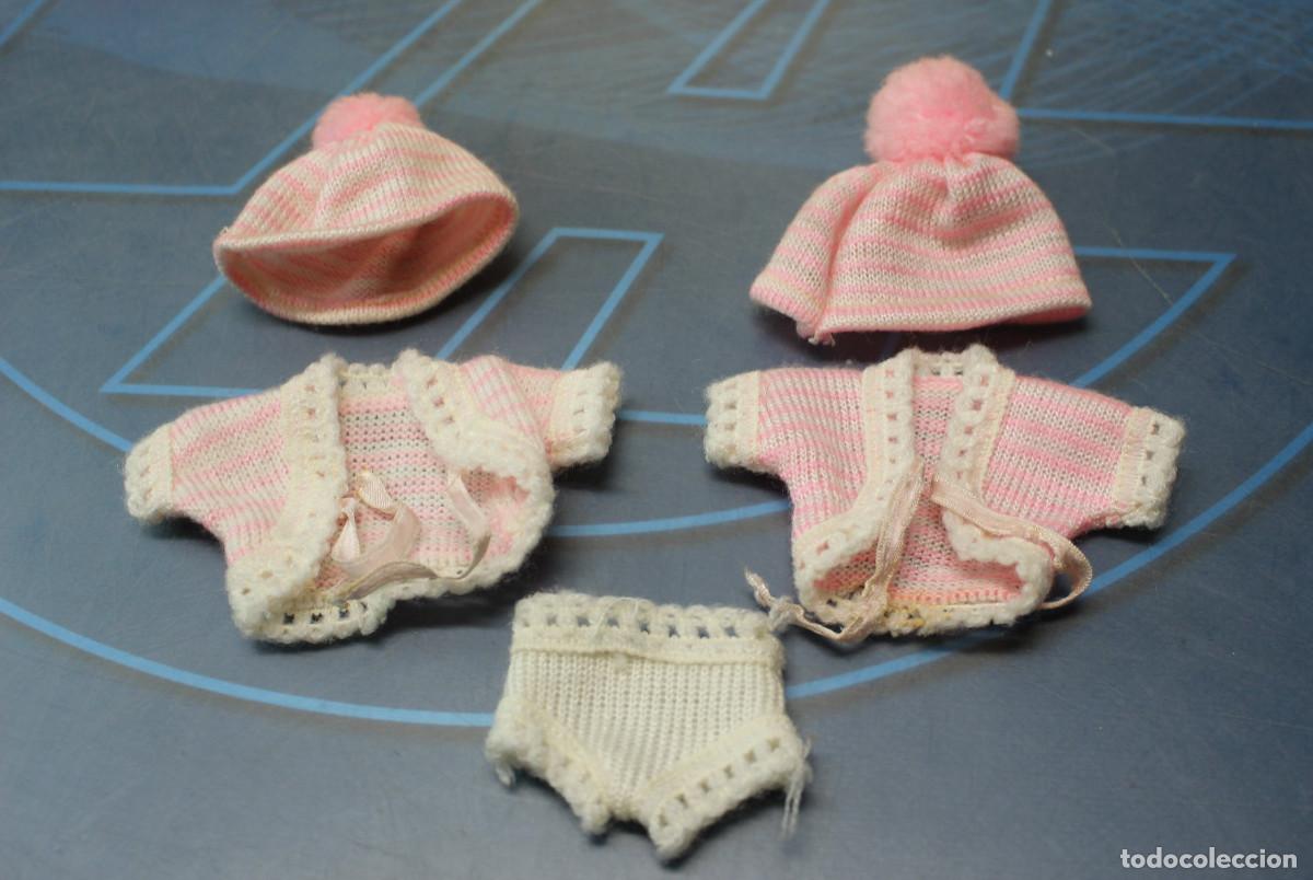 Mu&ntilde;ecas Lesly y Barriguitas: 23. Par de conjuntos punto rosa de Barriguitas de Famosa. Original a&ntilde;os 70.