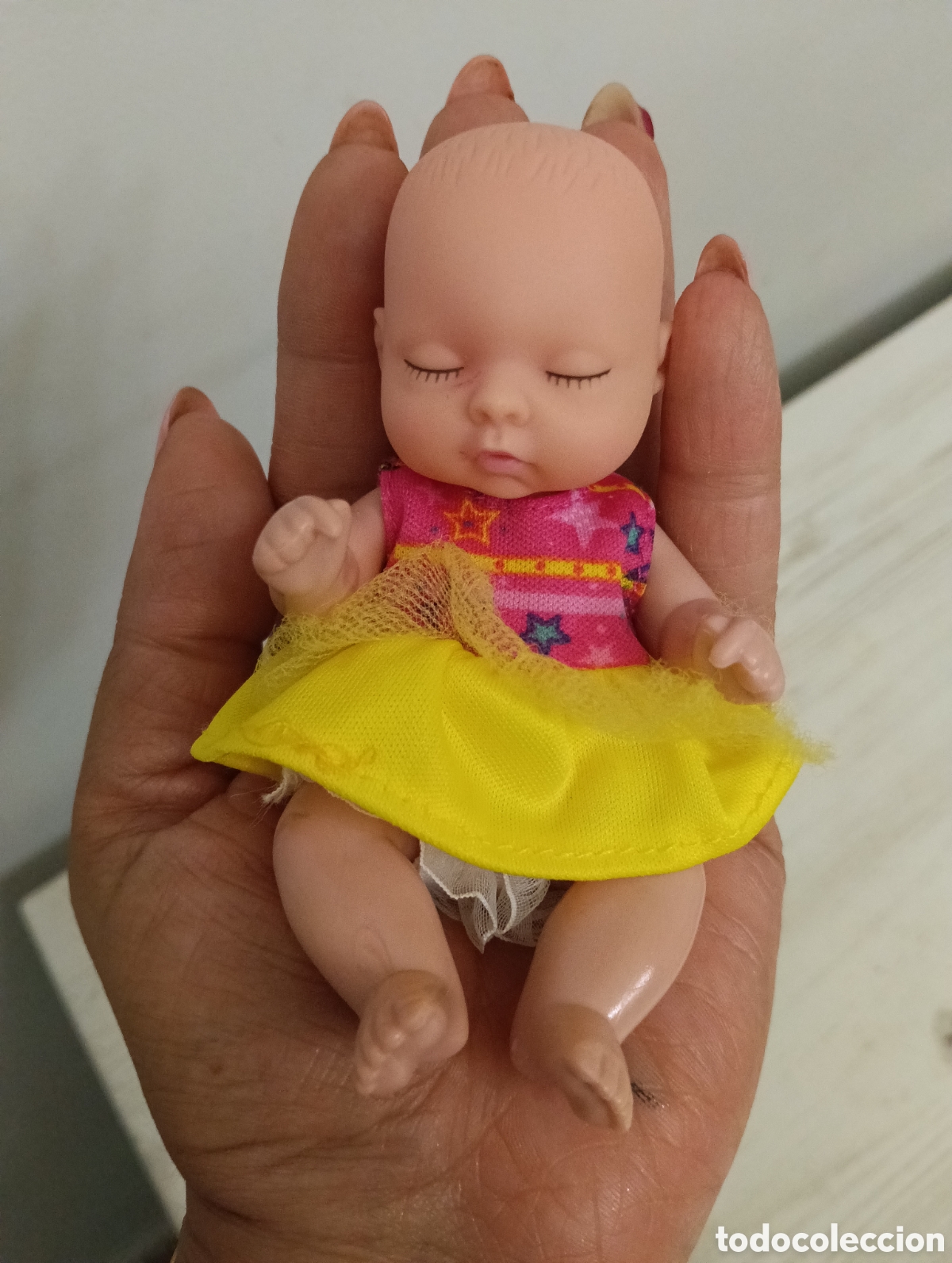 Mu&ntilde;ecas Lesly y Barriguitas: Mini Mu&ntilde;eco Beb&eacute; Pepco 12cm &ndash; Colecci&oacute;n Dormil&oacute;n Vestido Amarillo