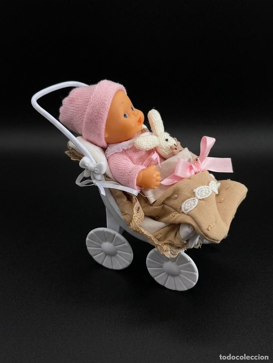 Lesly and Barriguitas dolls: BARRIGUITAS - Silla de Paseo + Mu&ntilde;eca + Saco para la Silla + Conejito.