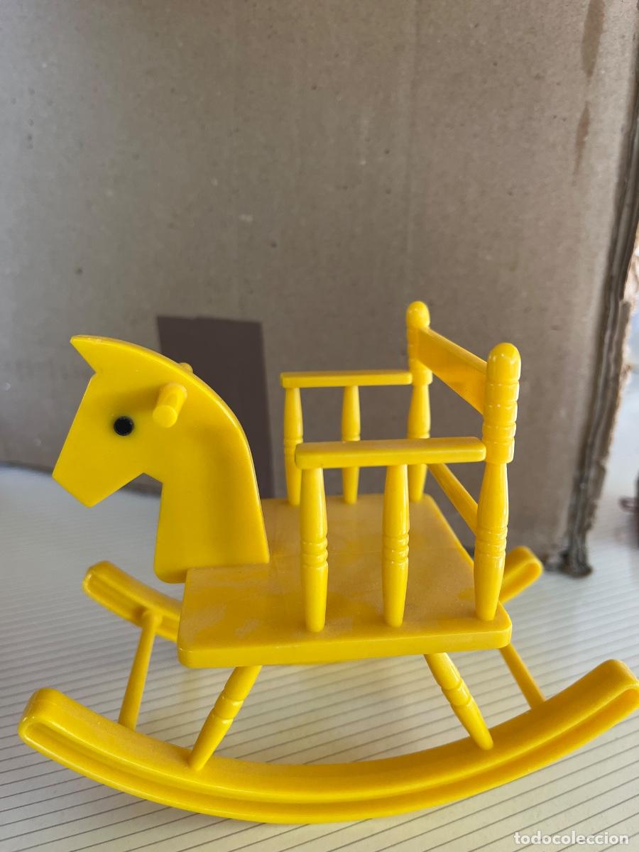 Mu&ntilde;ecas Lesly y Barriguitas: Caballo balanc&iacute;n de las Barriguitas