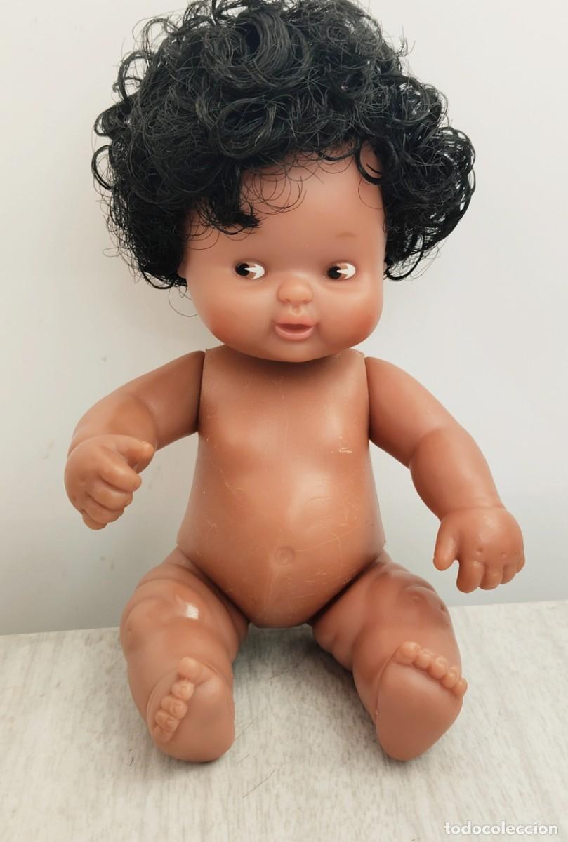 Mu&ntilde;ecas Lesly y Barriguitas: Mu&ntilde;eca Barriguitas negrita antigua, pelo rizado. En la nuca Famosa 97