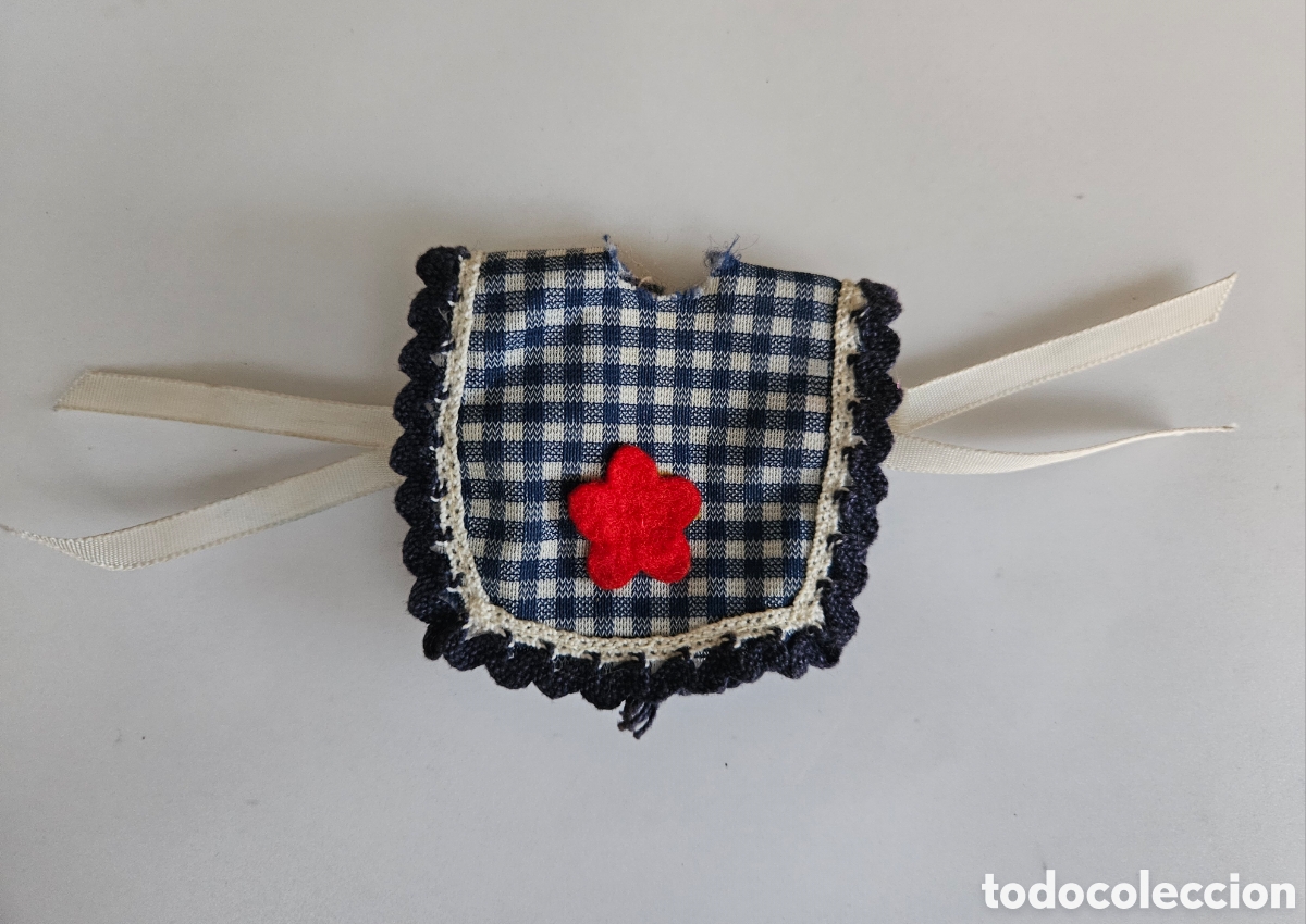 Mu&ntilde;ecas Lesly y Barriguitas: Ropa Barriguitas 1900 de Famosa: Peto / Pichi Cuadros Vichy Azul y Flor Roja - Etiqueta n&ordm; 1 (Rara)