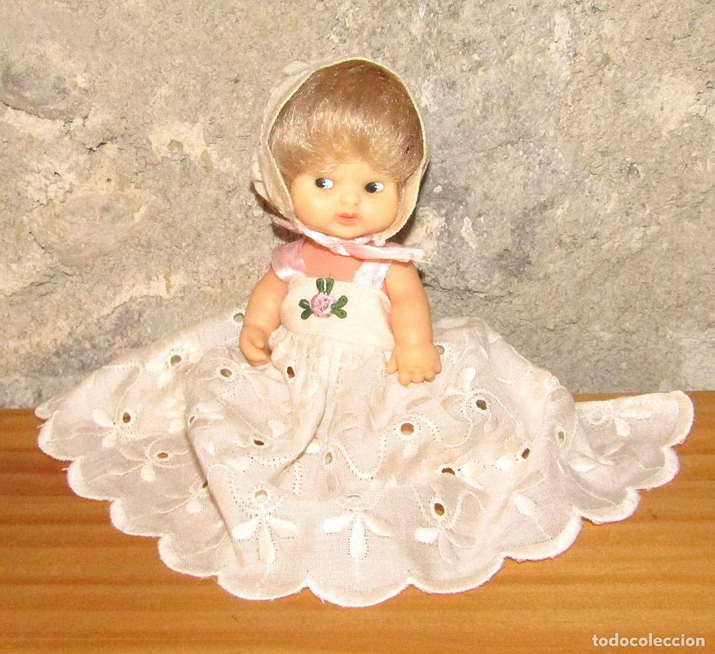 Mu&ntilde;ecas Lesly y Barriguitas: ANTIGUA MU&Ntilde;ECA BARRIGUITAS DE FAMOSA - A&Ntilde;OS 70 - TODA ORIGINAL - CONJUNTO FALDON BORDADO