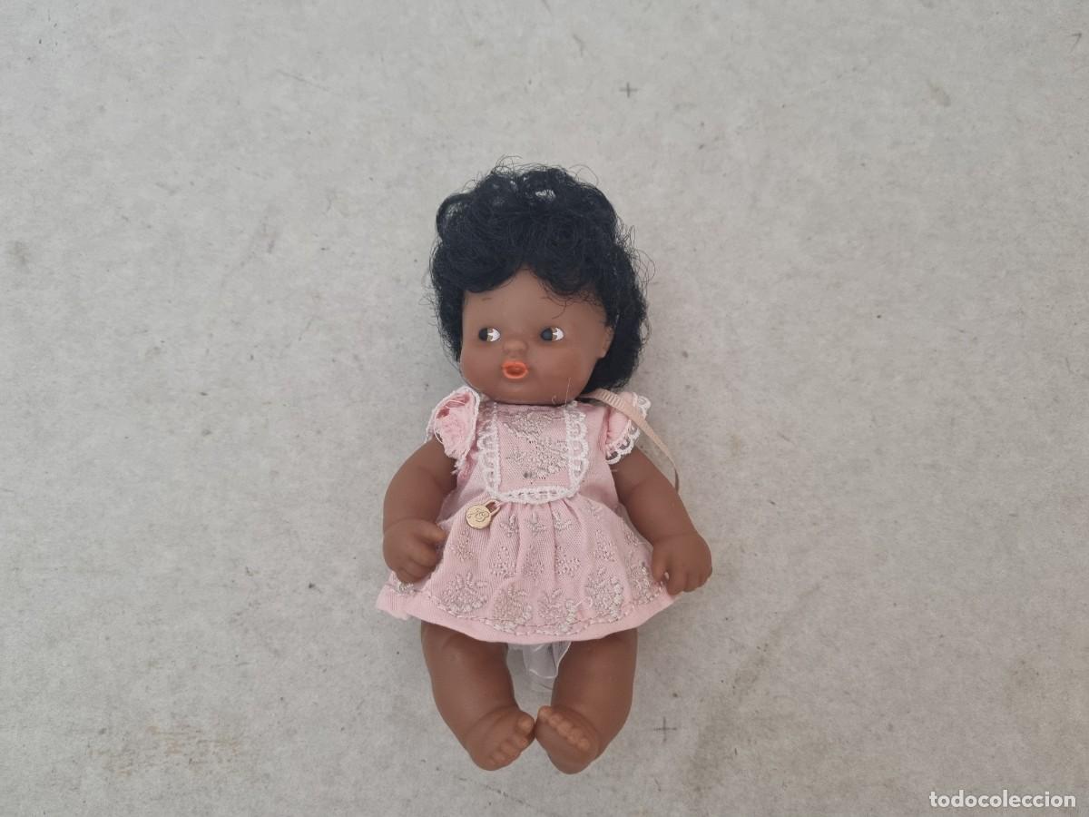 Mu&ntilde;ecas Lesly y Barriguitas: Mu&ntilde;eca barriguita negra con ropa de famosa