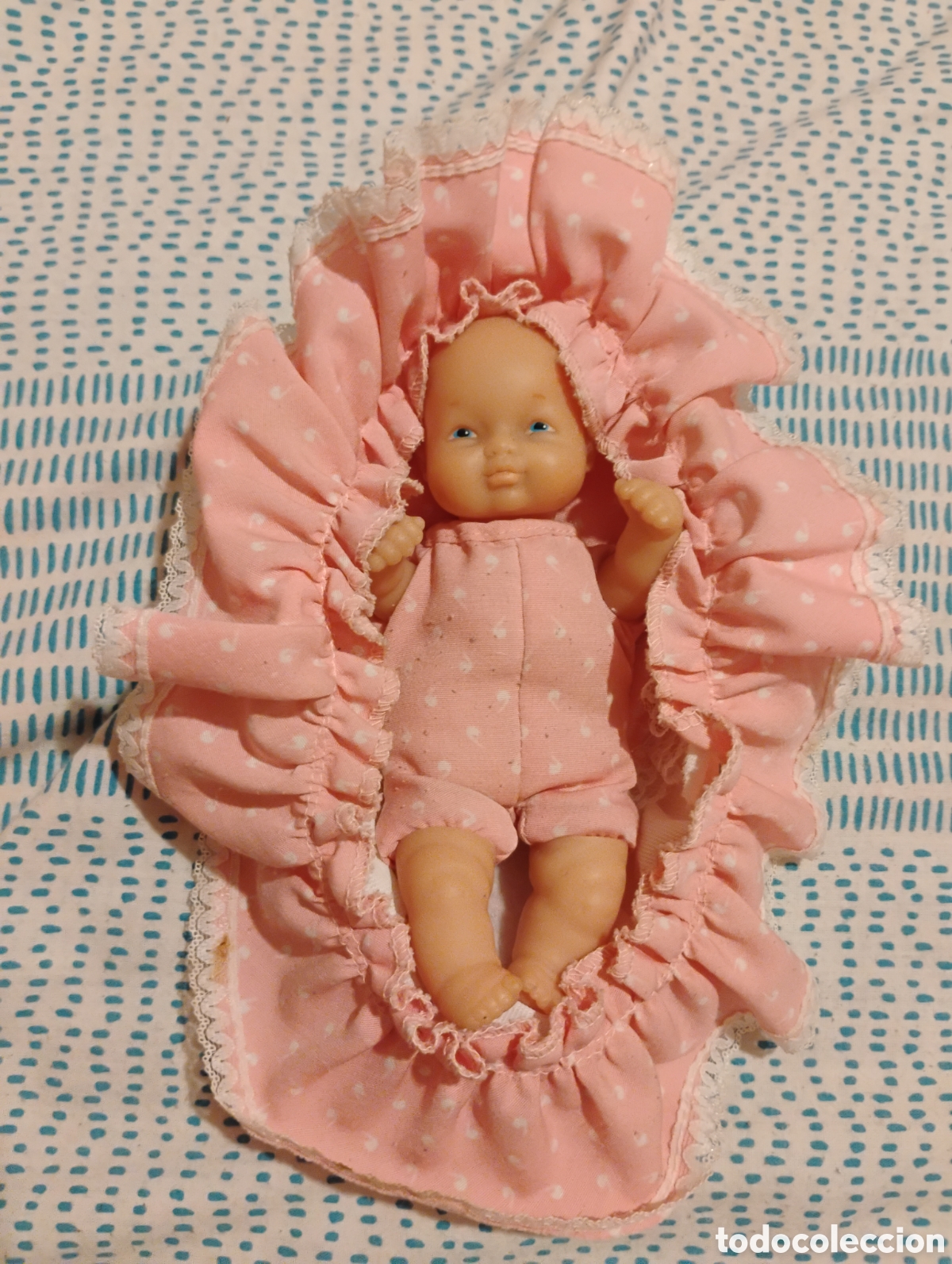 Mu&ntilde;ecas Lesly y Barriguitas: &diams;Mois&eacute;s Capazo Rosa Barriguitas RETO&Ntilde;O de FAMOSA (A&ntilde;os 80) - Mu&ntilde;eco Cuerpo Blando y Ropa con Et.️