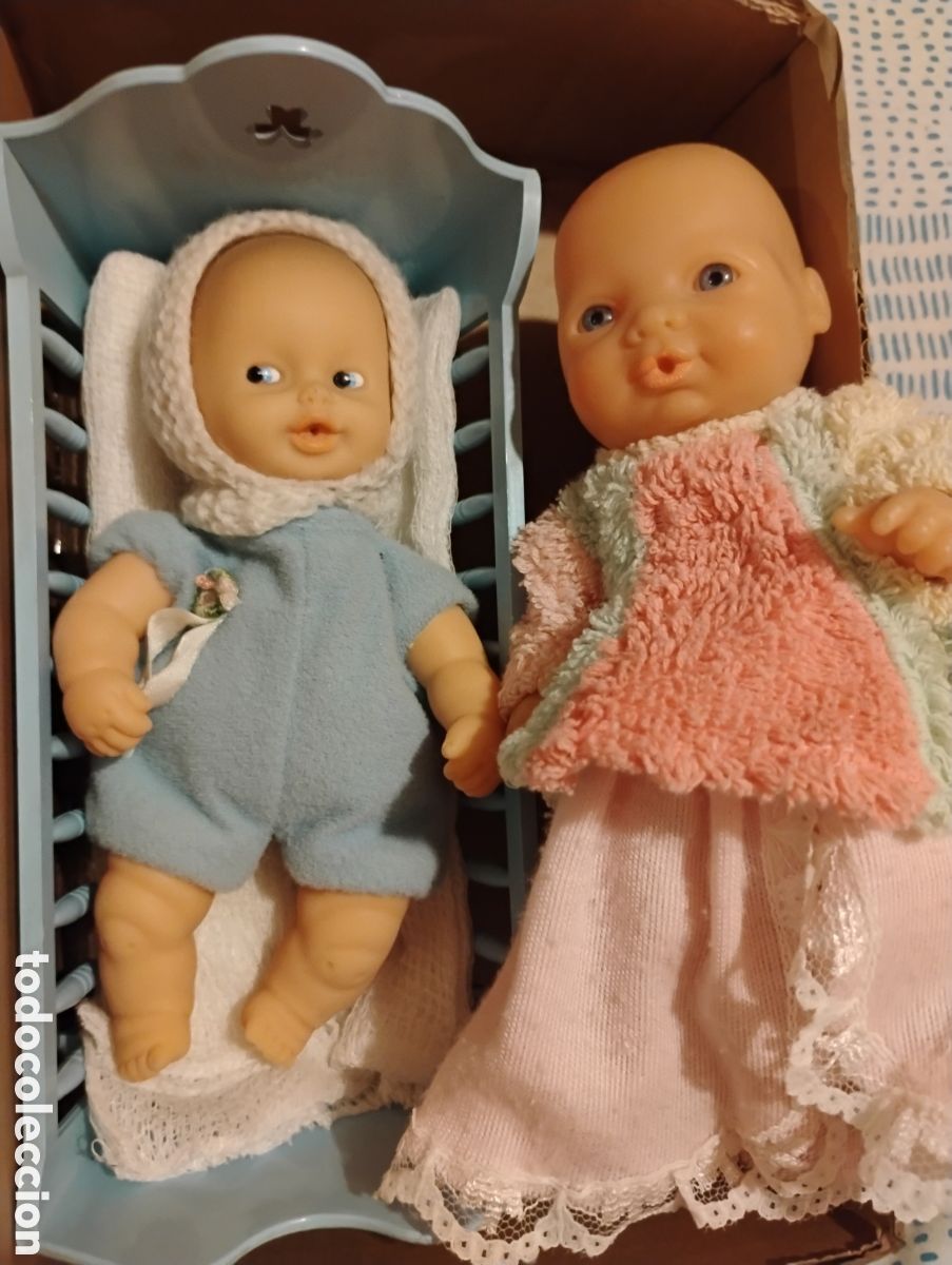 Mu&ntilde;ecas Lesly y Barriguitas: &diams;Lote 2 Mu&ntilde;ecos Barriguitas Famosa: Pel&oacute;n y Reto&ntilde;o + Cuna Azul de Barrotes