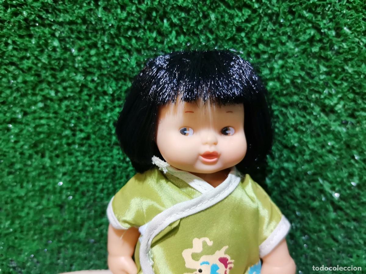 Mu&ntilde;ecas Lesly y Barriguitas: mu&ntilde;eca barriguitas morena con traje verde - Foto 3