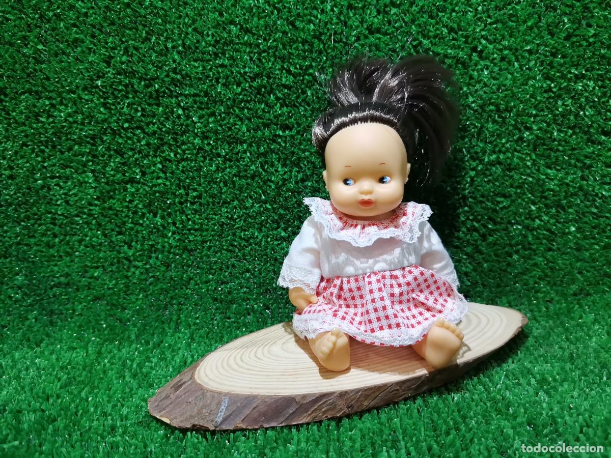 Mu&ntilde;ecas Lesly y Barriguitas: mu&ntilde;eca barriguitas morena con trajecito blanco y rojo