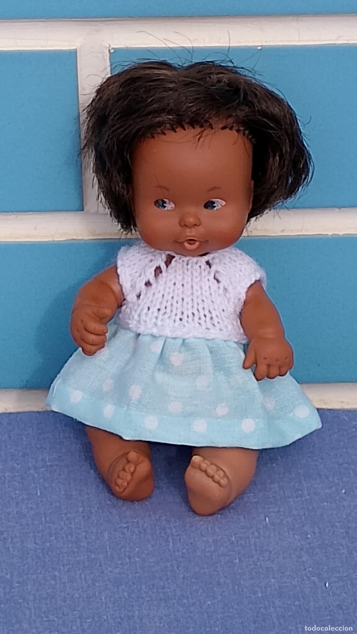 Mu&ntilde;ecas Lesly y Barriguitas: Antigua mu&ntilde;eca beb&eacute; Barriguitas negra de Famosa