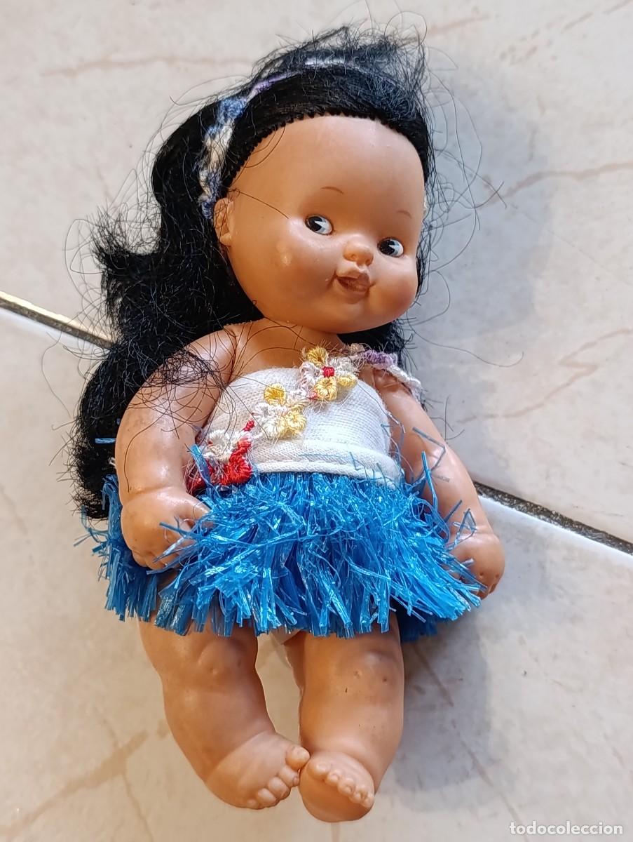 Mu&ntilde;ecas Lesly y Barriguitas: Barriguitas Famosa Hawaiana Hawai falda azul y top floral