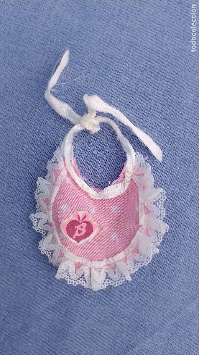 Mu&ntilde;ecas Lesly y Barriguitas: Antiguo babero original de mu&ntilde;ecos Barriguitas de Famosa