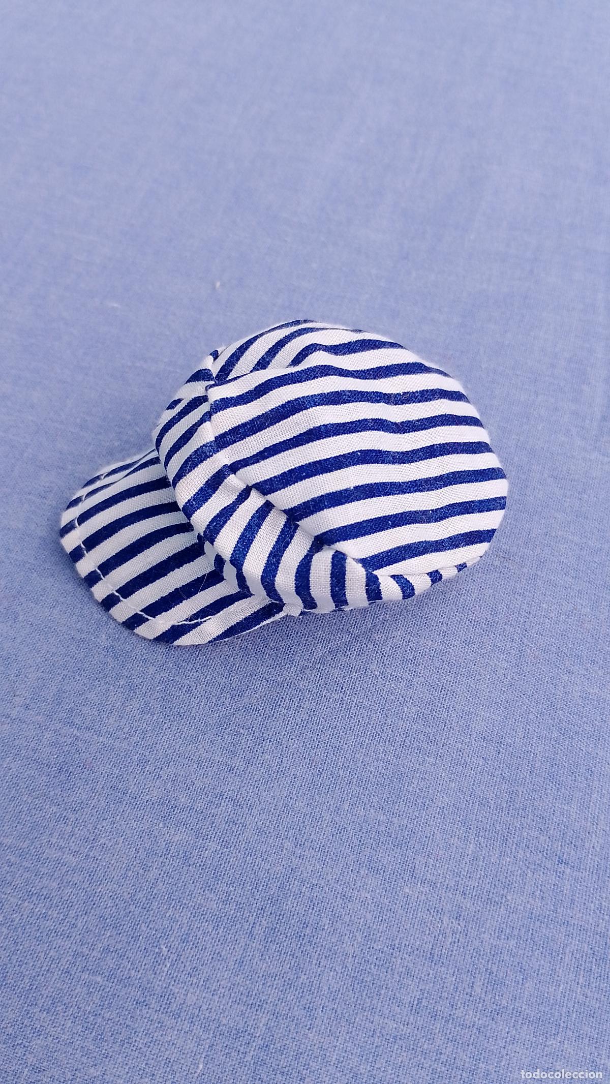 Mu&ntilde;ecas Lesly y Barriguitas: Antigua gorra visera rayas marineras de mu&ntilde;ecas Barriguitas de Famosa