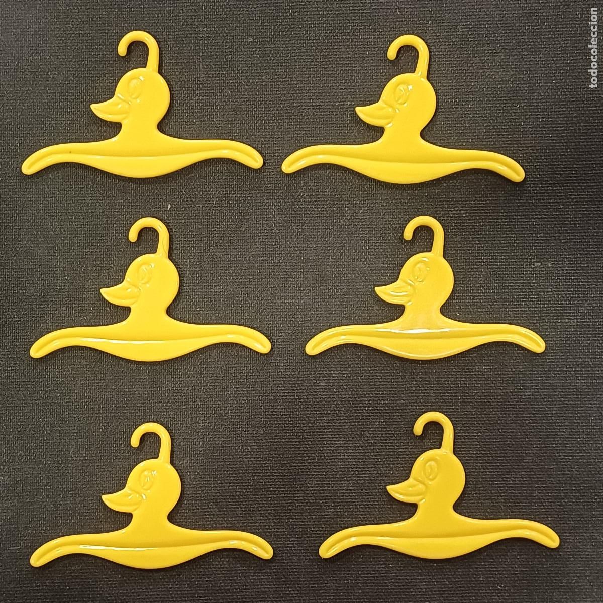 Mu&ntilde;ecas Lesly y Barriguitas: 6 PERCHAS AMARILLAS BARRIGUITAS DE FAMOSA.