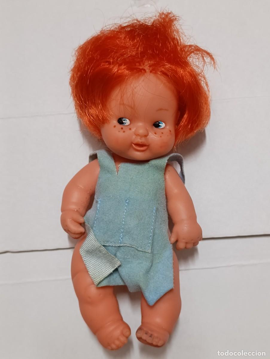 Mu&ntilde;ecas Lesly y Barriguitas: Barriguitas Famosa pelirroja con pecas vestido azul claro
