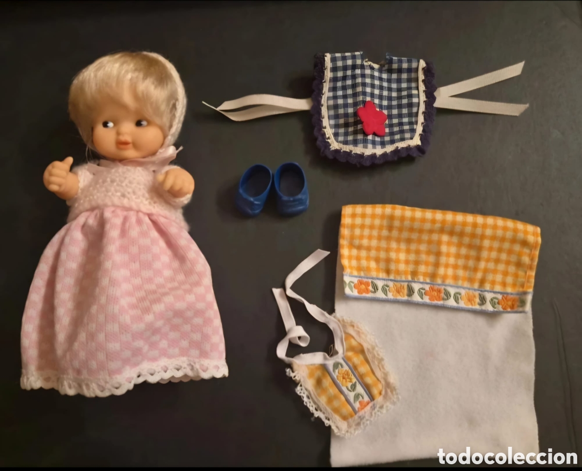 Mu&ntilde;ecas Lesly y Barriguitas: Mu&ntilde;eca Barriguitas Famosa A&ntilde;os 70 Original - Lote Coleccionista con Vestido, Patucos y Babero Serie