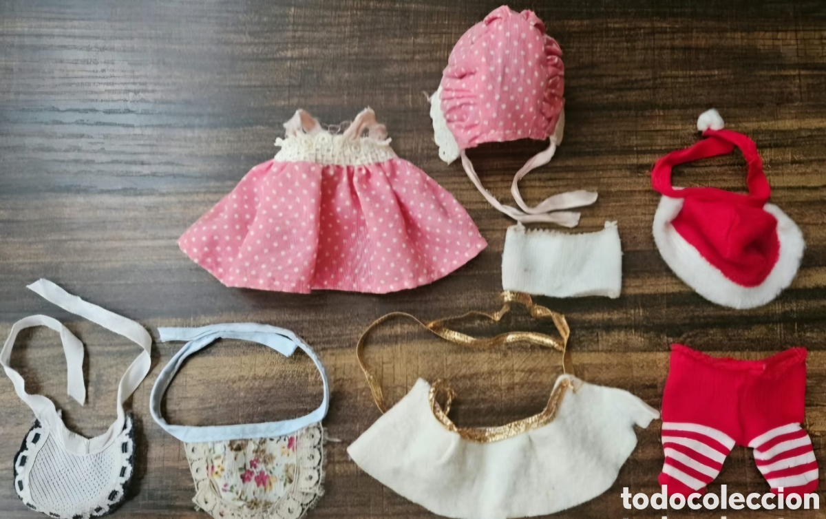 Mu&ntilde;ecas Lesly y Barriguitas: Lote Ropa Original Barriguitas Famosa: Navide&ntilde;o, Vestido Lunares y Accesorios