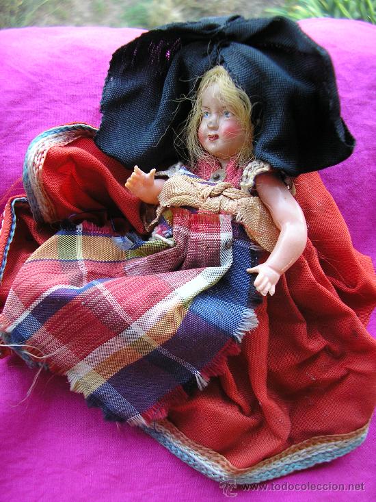 Mu&ntilde;ecas celuloide: Mu&ntilde;eca antigua en traje tradicional - celuloide - pieza de colecci&oacute;n - Foto 1