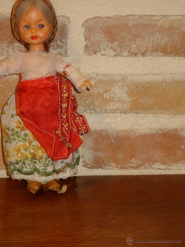 Mu&ntilde;ecas celuloide: MU&Ntilde;ECA CAMPESINA ANTIGUA DE CELULOIDE,TRAJE ORIGINAL.A&Ntilde;OS 60. - Foto 2