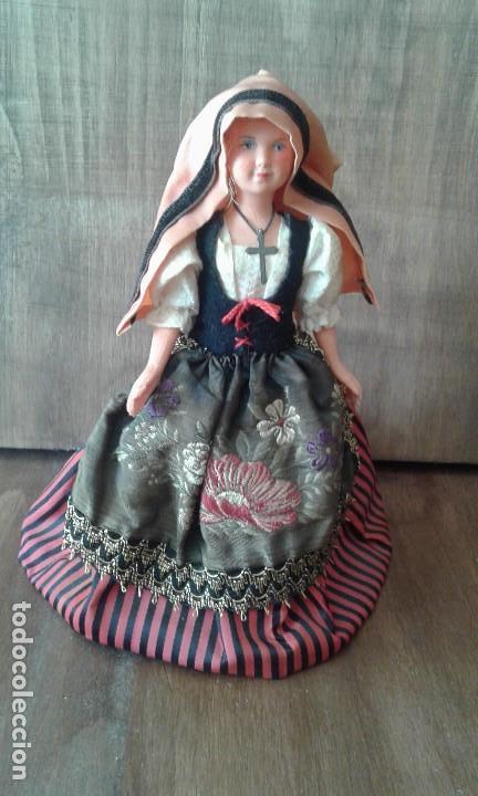 Mu&ntilde;ecas celuloide: mu&ntilde;eca con vestido tradicional y cruz - Foto 2