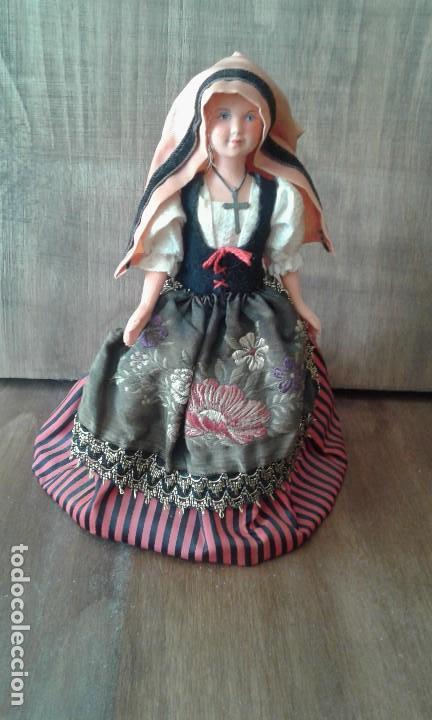 Mu&ntilde;ecas celuloide: mu&ntilde;eca con vestido tradicional y cruz - Foto 4