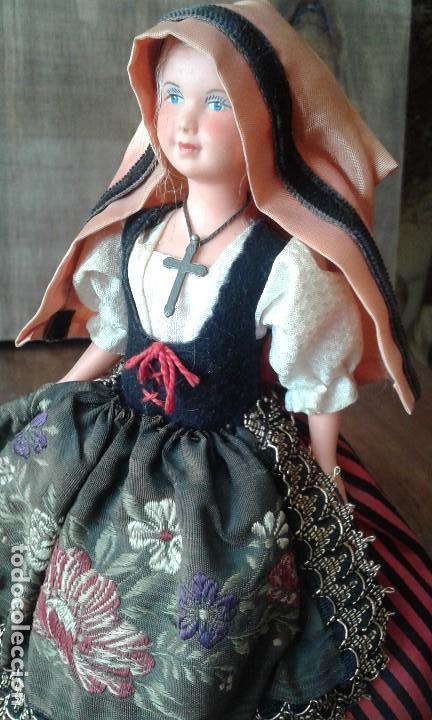 Mu&ntilde;ecas celuloide: mu&ntilde;eca con vestido tradicional y cruz - Foto 1