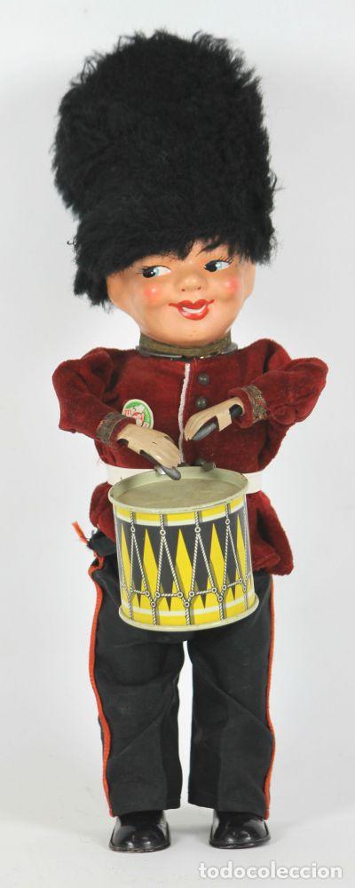 Mu&ntilde;ecas celuloide: MU&Ntilde;ECO AUTOMATA GUARDIA REAL EN CELULOIDE. WEST GERMANI. SIGLO XX. - Foto 1