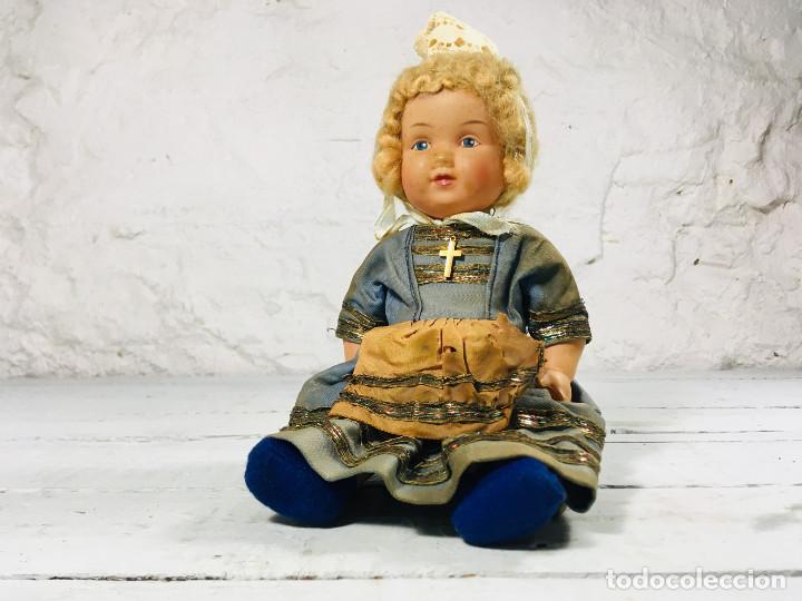 Mu&ntilde;ecas celuloide: MU&Ntilde;ECA FRANCESA DE CELULOIDE O SIMILAR CON TRAJE TRADICIONAL A&Ntilde;OS 60 - Foto 1