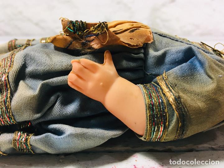 Mu&ntilde;ecas celuloide: MU&Ntilde;ECA FRANCESA DE CELULOIDE O SIMILAR CON TRAJE TRADICIONAL A&Ntilde;OS 60 - Foto 4