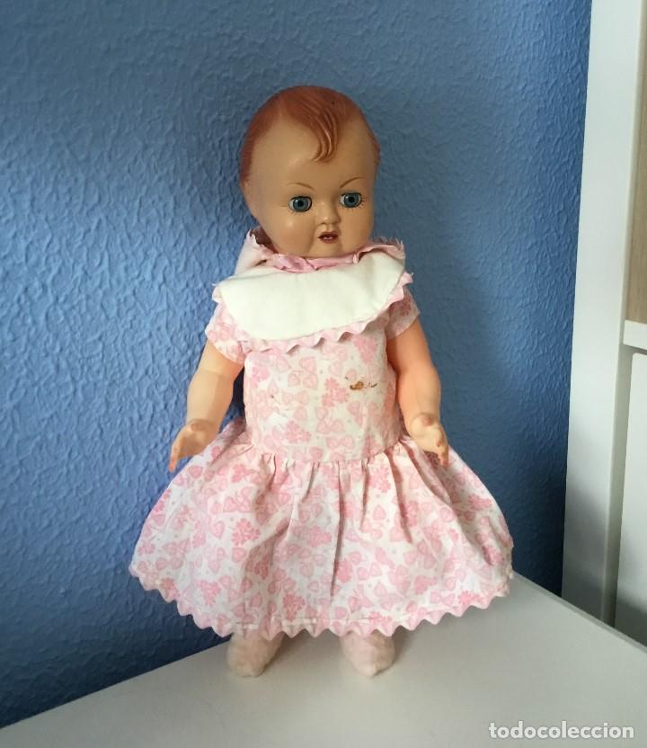 Mu&ntilde;ecas celuloide: Mu&ntilde;eca cabeza de celuloide y cuerpo de pl&aacute;stico. A&ntilde;os 50-60 - Foto 2