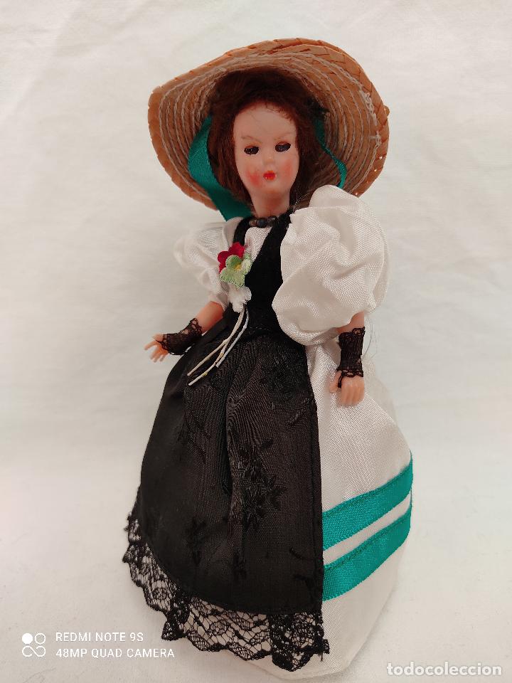 Mu&ntilde;ecas celuloide: Preciosa mu&ntilde;eca vintage de pl&aacute;stico duro con ojos durmientes - Foto 1