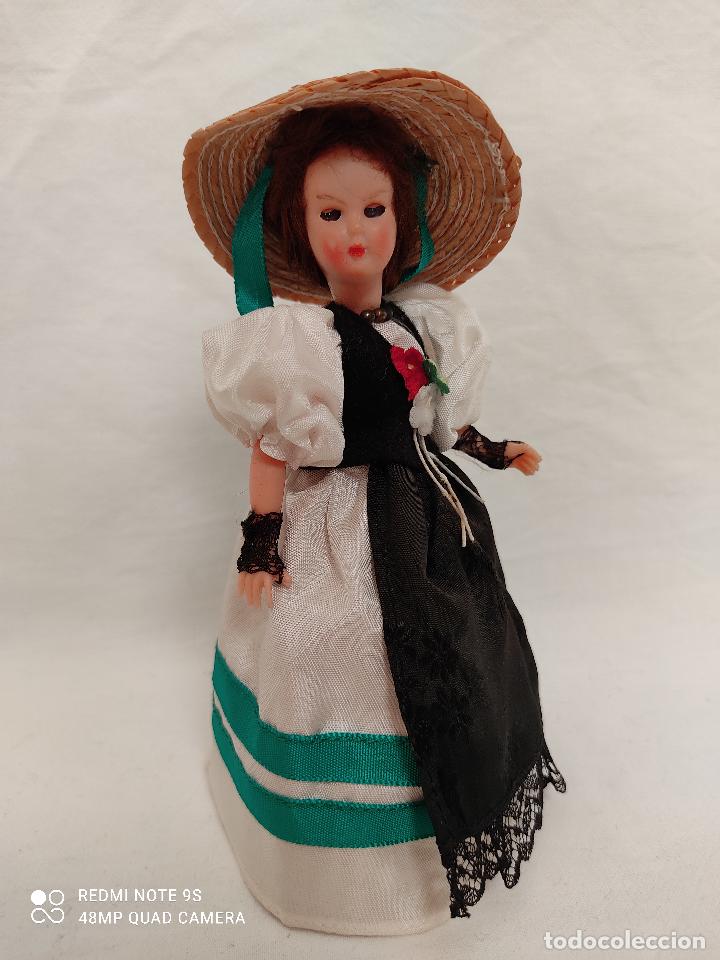 Mu&ntilde;ecas celuloide: Preciosa mu&ntilde;eca vintage de pl&aacute;stico duro con ojos durmientes - Foto 3