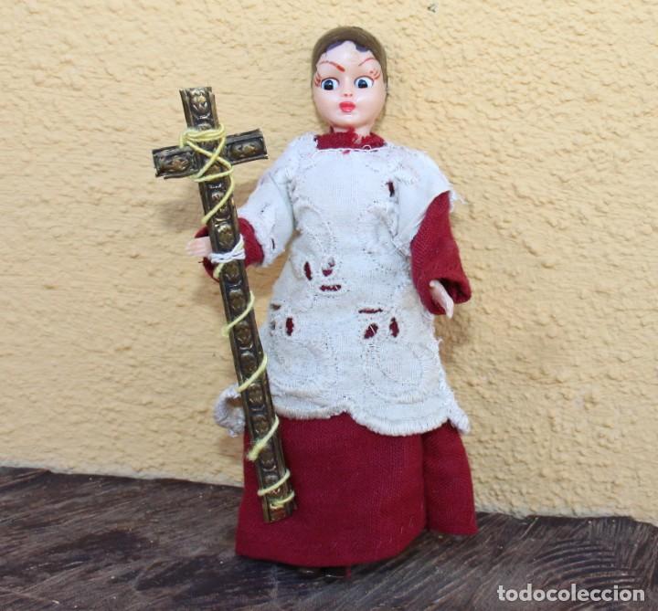 Mu&ntilde;ecas celuloide: Mu&ntilde;eco monaguillo de celuloide, con cruz procesional; a&ntilde;os 40 - Foto 1