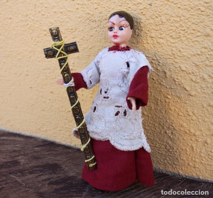 Mu&ntilde;ecas celuloide: Mu&ntilde;eco monaguillo de celuloide, con cruz procesional; a&ntilde;os 40 - Foto 2