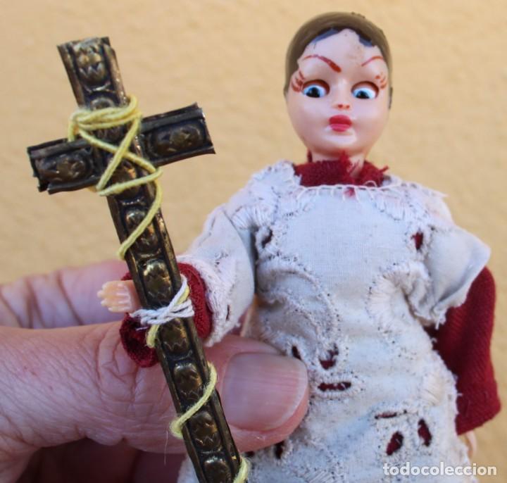 Mu&ntilde;ecas celuloide: Mu&ntilde;eco monaguillo de celuloide, con cruz procesional; a&ntilde;os 40 - Foto 3