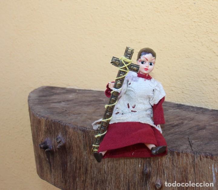 Mu&ntilde;ecas celuloide: Mu&ntilde;eco monaguillo de celuloide, con cruz procesional; a&ntilde;os 40 - Foto 4