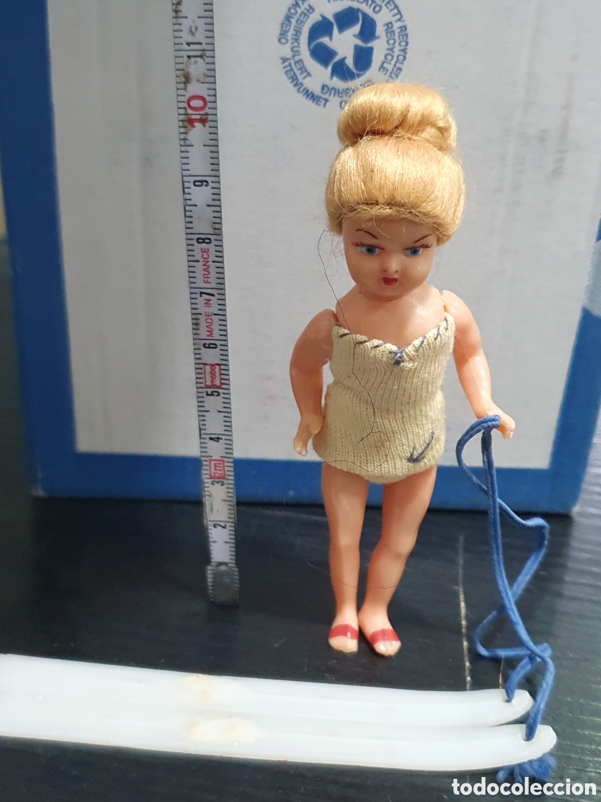 Mu&ntilde;ecas celuloide: Peque&ntilde;a mu&ntilde;eca a&ntilde;os 60/70. Celuloide. Con skis. (L62) - Foto 2