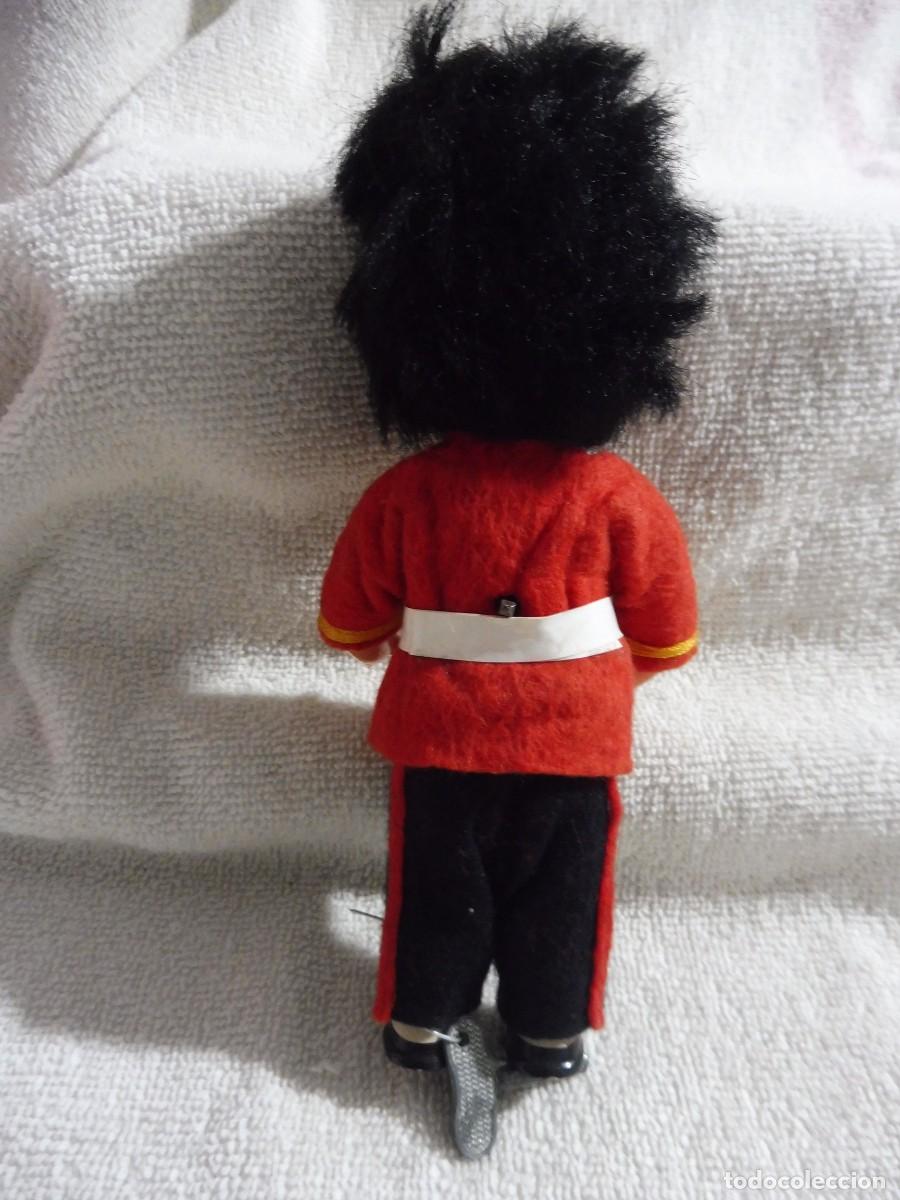 Mu&ntilde;ecas celuloide: Antiguo mu&ntilde;eco bobby de celuloide a cuerda funcionando con llave 16 cm - Foto 4